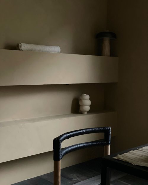 Calm clay-toned walls in Amsterdam stucco paint by Vosgesparis x WOW Makers, applied in one coat with Dune Dust. Soft daylight reveals the textured, architectural finish — minimal, warm, and deeply grounding.